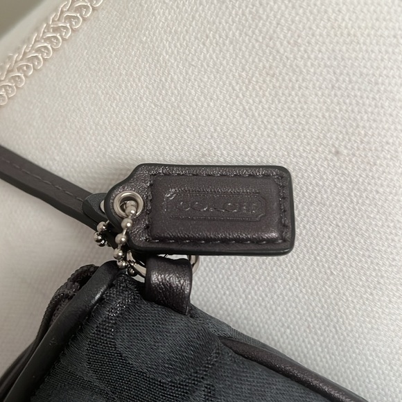 Coach Wristlet Excellent Condition - Picture 3 of 9
